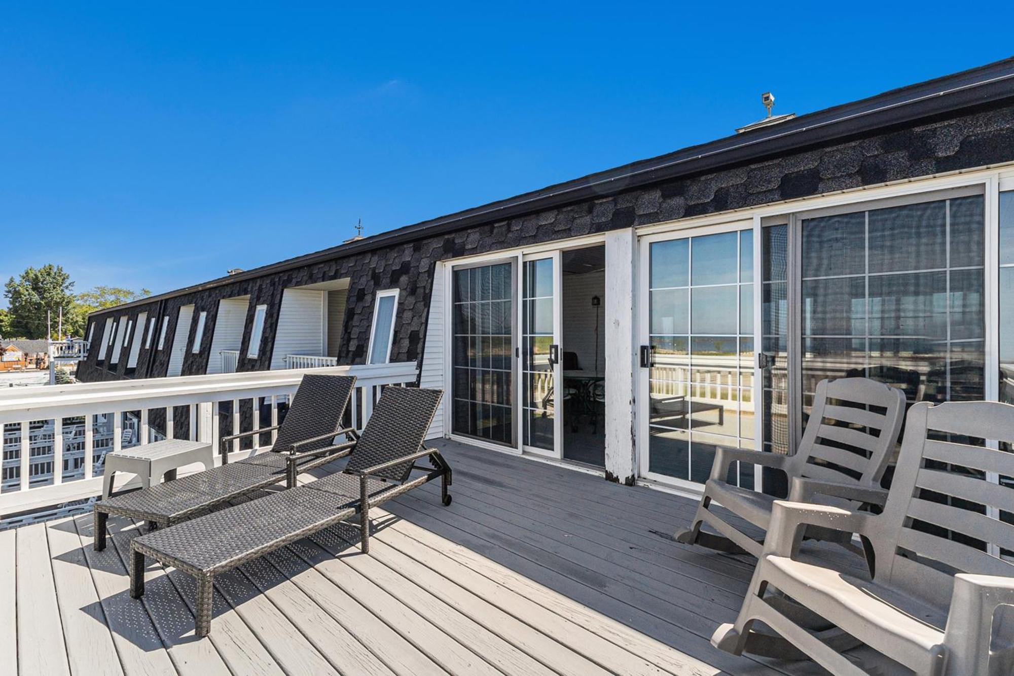 Snyders Shoreline Inn Ludington Exterior photo